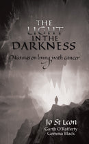 The Light in the Darkness : Musings on Living With Cancer-9780228860808