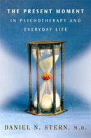 The Present Moment in Psychotherapy and Everyday Life-9780393704297