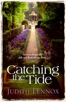Catching the Tide : A stunning epic novel of secrets, betrayal and passion-9780755344895