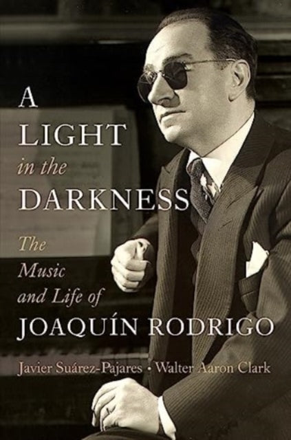 A Light in the Darkness : The Music and Life of Joaquin Rodrigo-9781324004455