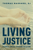 Living Justice : Catholic Social Teaching in Action-9781442230927