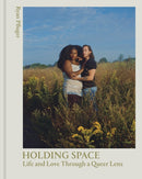 Holding Space : Life and Love Through a Queer Lens-9781648961571