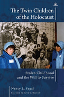 The Twin Children of the Holocaust : Stolen Childhood and the Will to Survive. Photographs from the Twins' 40th Anniversary Reunion at Auschwitz-Birkenau-9798887190860