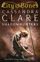 The Mortal Instruments 1: City of Bones : From the international bestselling author who defined romantasy: the original Shadowhunter series about demon hunting, betrayal, secrets and forbidden love-9781406307627